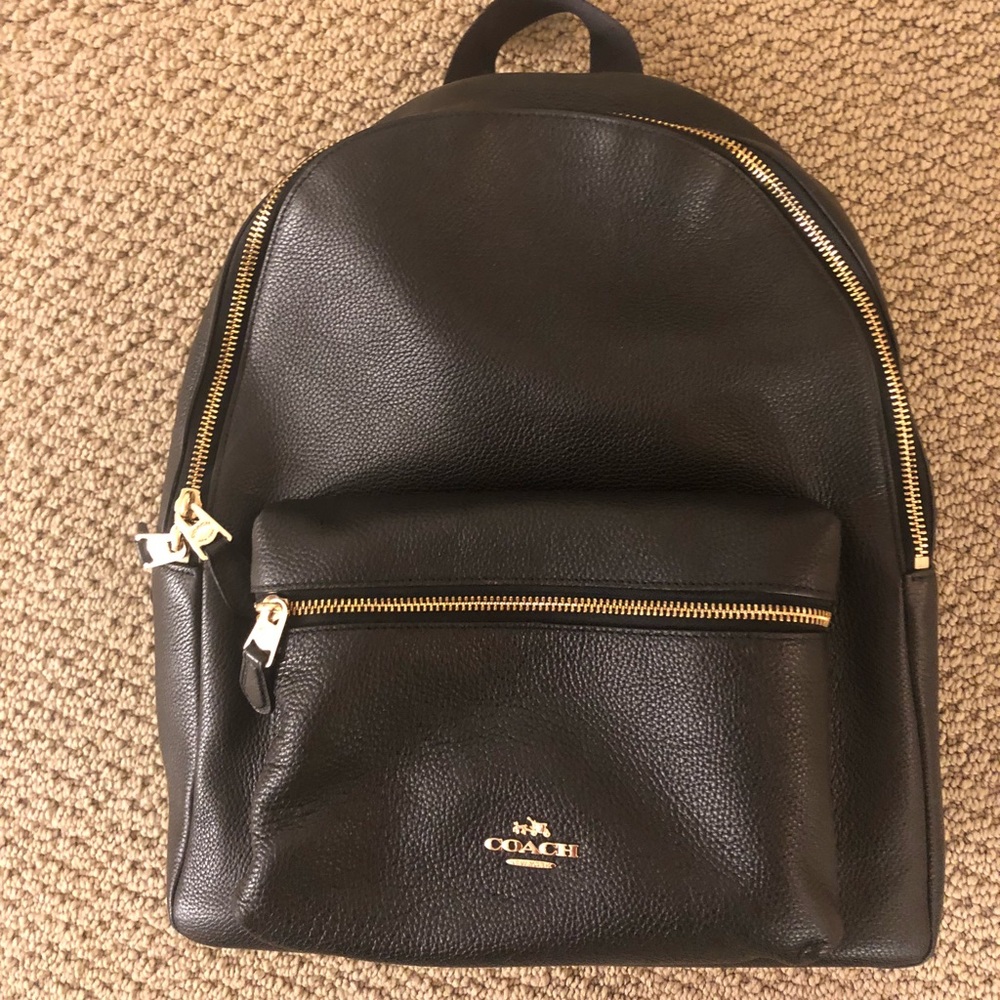 Gorgeous Coach backpack 🎒 black w gold chain ❤️🎉